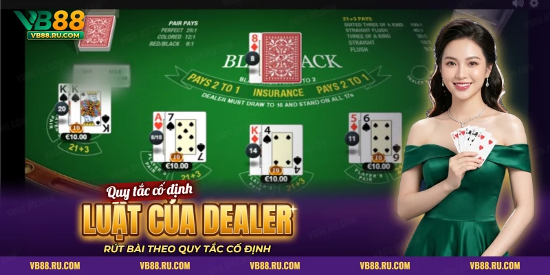 Bàn blackjack trực tuyến với bốn tay bài và chip khi dealer rút bài