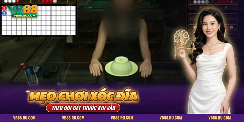 Bát úp trên bàn xóc đĩa live với bảng cầu phía trên
