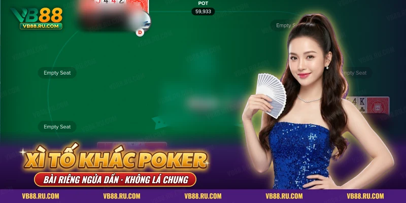 Bàn poker xanh có ghế trống và hũ cược, đặt xì tố cạnh poker
